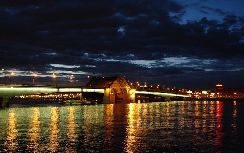 Развод моста Александра Невского 