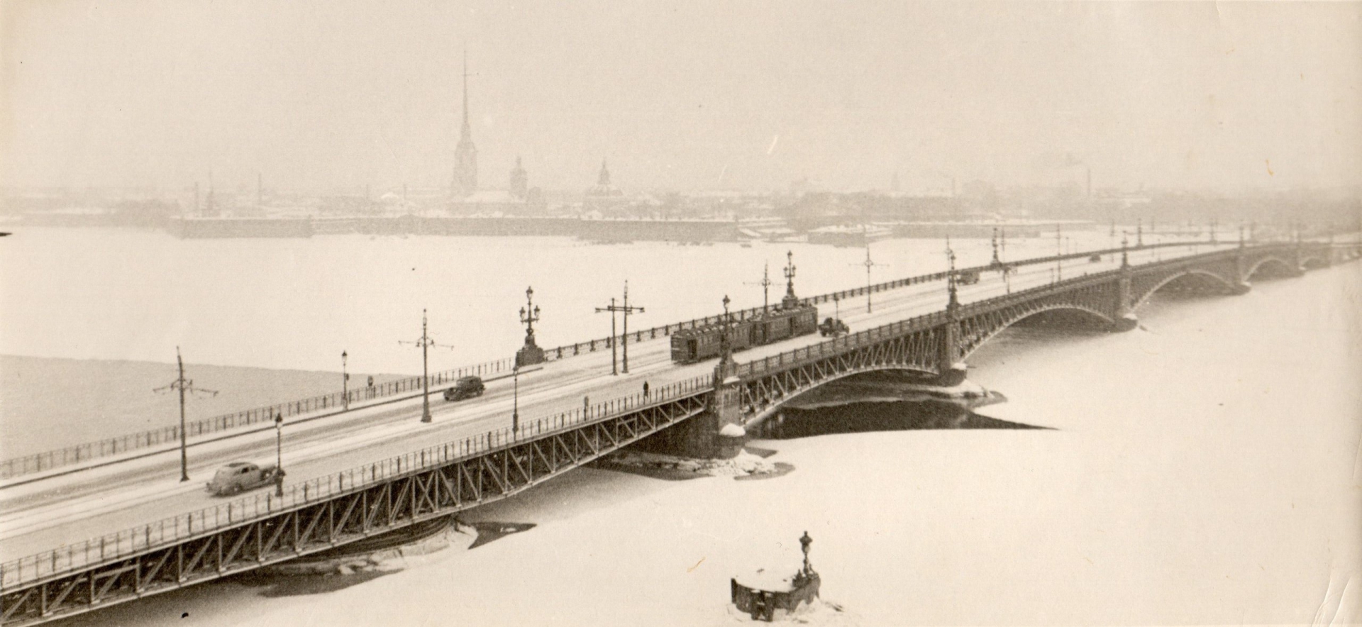 Кировский мост в Ленинграде